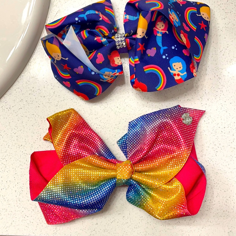 JoJo Siwa rainbow bows